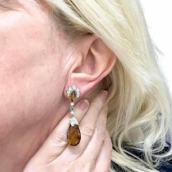 Boucles d'oreilles de style Art Déco en platine sterling avec diamants, émeraude et citrine.