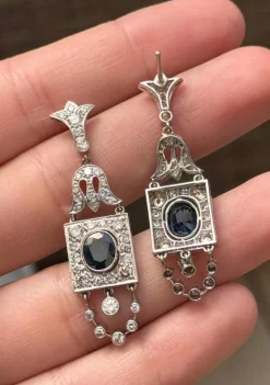 Boucles d'oreilles de style Art Déco en platine avec diamants et saphirs.