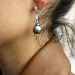 Boucles d'oreilles diamants émeraudes navettes perle