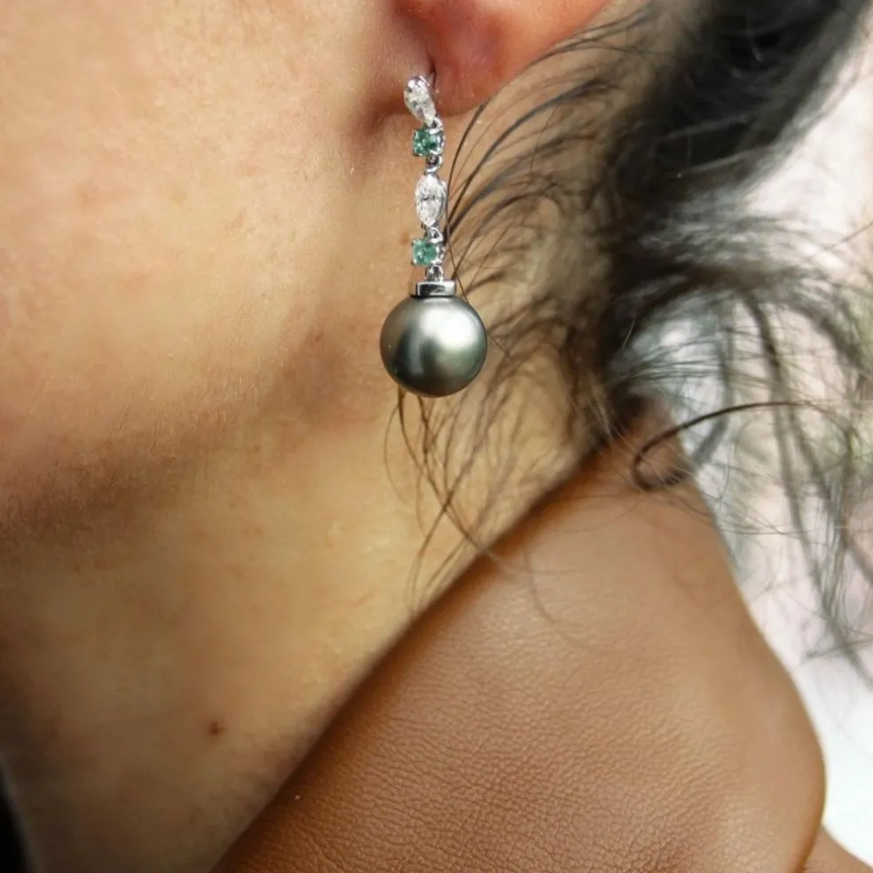 Boucles d'oreilles diamants émeraudes navettes perle