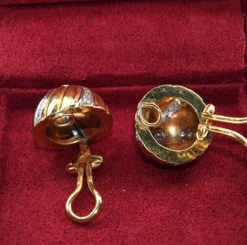 Boucles d'oreilles diamants en or jaune des années 1970
