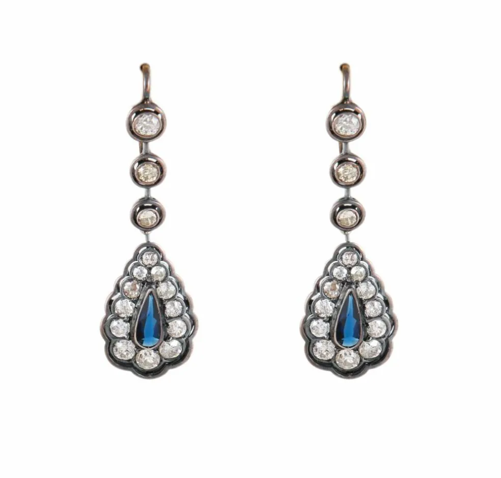 BOUCLES D'OREILLES DORMEUSES ART DECO, DIAMANTS & SAPHIRS