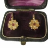 Boucles d’oreilles dormeuses 19e siècle, fleur or rose