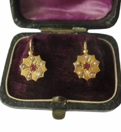 Boucles d’oreilles dormeuses 19e siècle, fleur or rose