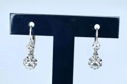 Boucles d’oreilles dormeuses en or blanc en pierres blanches