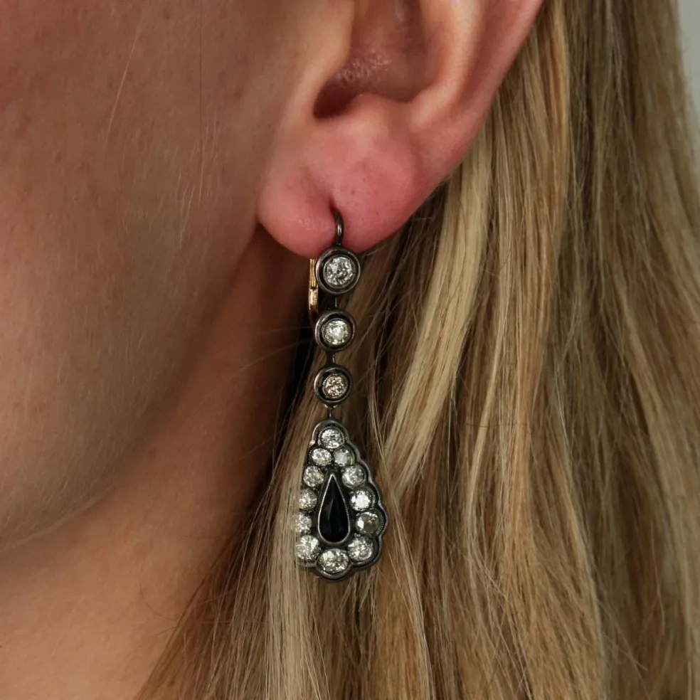 BOUCLES D'OREILLES DORMEUSES ART DECO, DIAMANTS & SAPHIRS