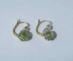 Boucles d’oreilles dormeuses anciennes diamant cabochon péridot