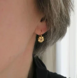 Boucles d’oreilles dormeuses 19e siècle, fleur or rose