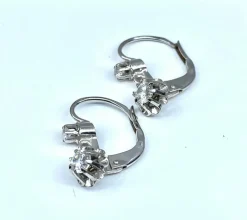 Boucles d’oreilles dormeuses en or blanc en pierres blanches