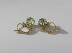 Boucles d’oreilles dormeuses anciennes diamant cabochon péridot