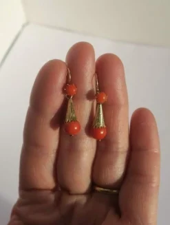 Boucles d’oreilles dormeuses pendantes XIXe corail