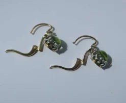 Boucles d’oreilles dormeuses anciennes diamant cabochon péridot