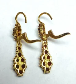 Boucles d'oreilles dormeuses en or jaune et grenats de perpignan