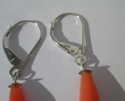 Boucles d’oreilles dormeuses pendantes or blanc corail