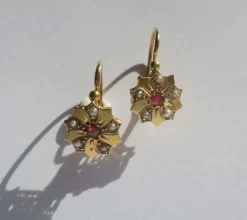 Boucles d’oreilles dormeuses 19e siècle, fleur or rose