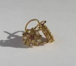 Boucles d’oreilles dormeuses 19e siècle, fleur or rose