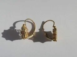 Boucles d’oreilles dormeuses 19e siècle, fleur or rose