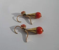 Boucles d’oreilles dormeuses pendantes XIXe corail