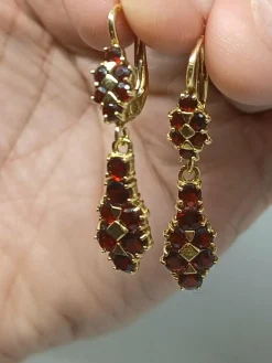 Boucles d'oreilles dormeuses en or jaune et grenats de perpignan