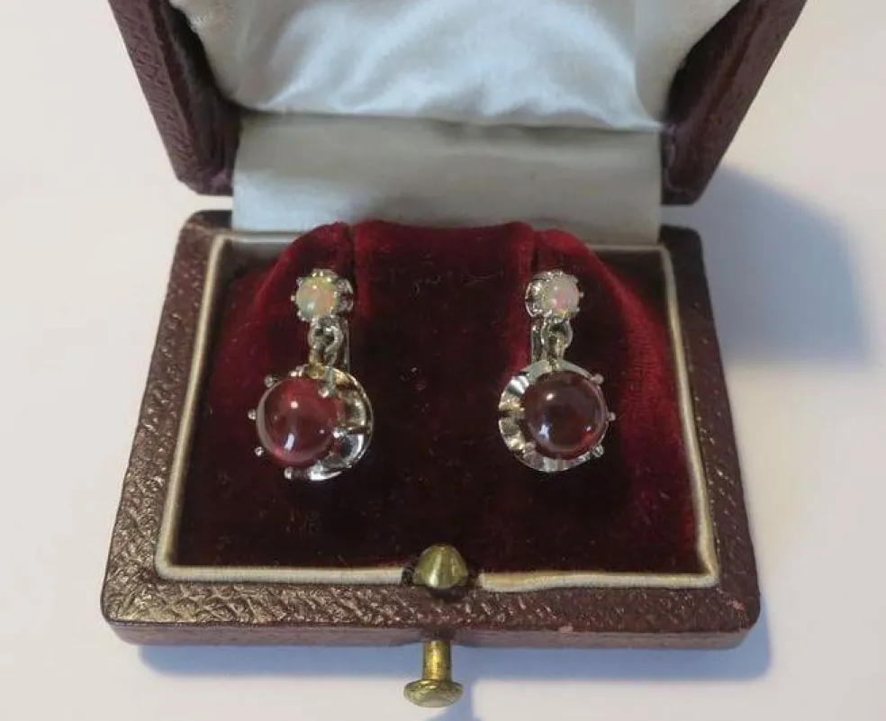 Boucles d’oreilles dormeuses or blanc, platine, grenat, opale
