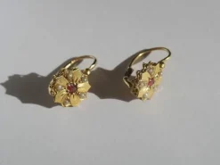 Boucles d’oreilles dormeuses 19e siècle, fleur or rose