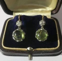Boucles d’oreilles dormeuses anciennes diamant cabochon péridot