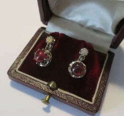 Boucles d’oreilles dormeuses or blanc, platine, grenat, opale