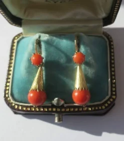 Boucles d’oreilles dormeuses pendantes XIXe corail