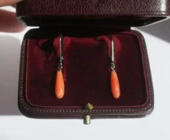 Boucles d’oreilles dormeuses pendantes or blanc corail