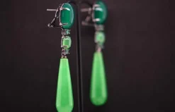 Boucles d'oreilles en agate verte et jade, serties d'émeraudes 32 carats