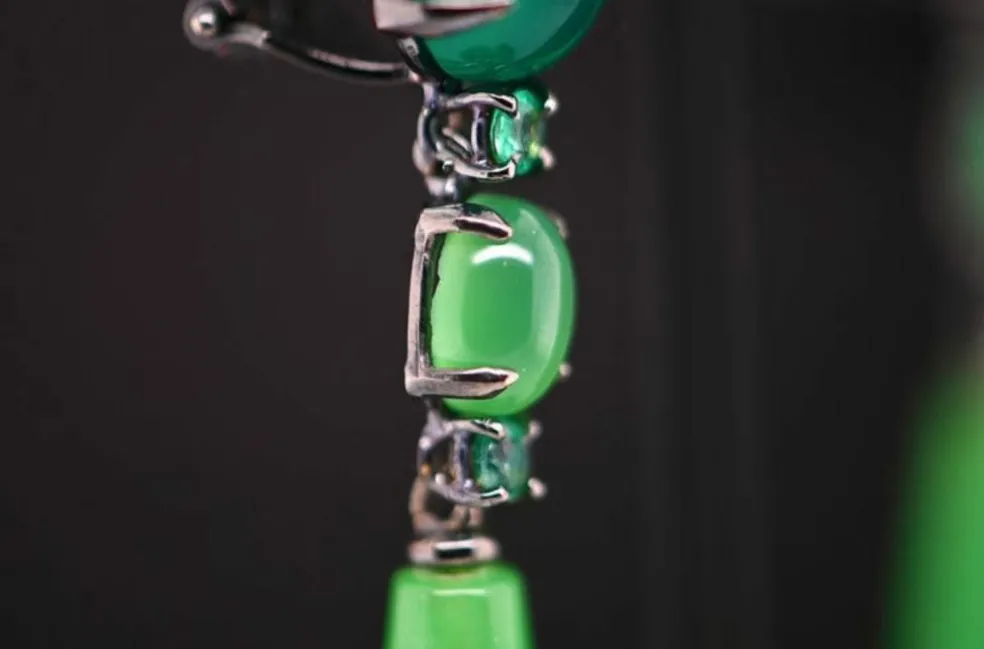 Boucles d'oreilles en agate verte et jade, serties d'émeraudes 32 carats