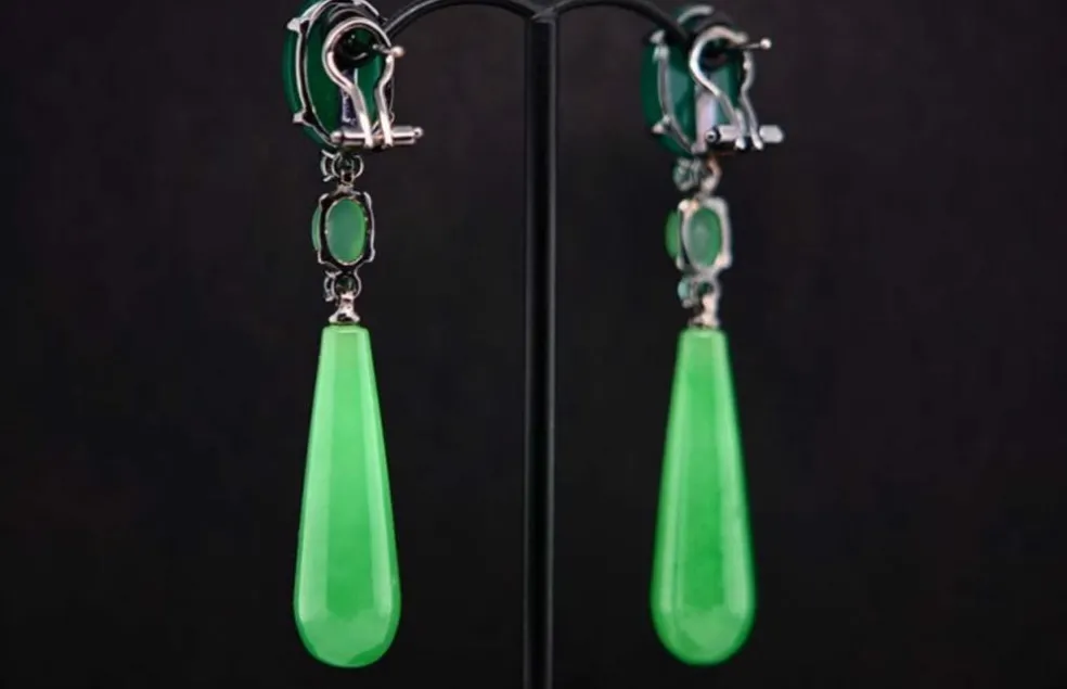 Boucles d'oreilles en agate verte et jade, serties d'émeraudes 32 carats