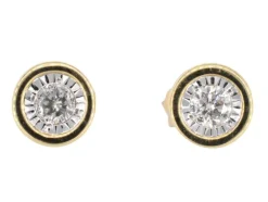 Boucles d'oreilles en or avec un diamant taille brillant