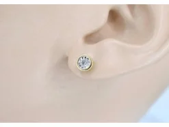 Boucles d'oreilles en or avec un diamant taille brillant