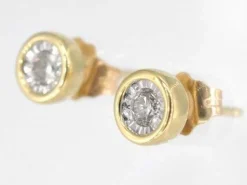 Boucles d'oreilles en or avec un diamant taille brillant