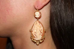 Boucles d'oreilles en or avec camées antiques