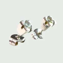 Boucles d'oreilles en or au design contemporain avec diamants