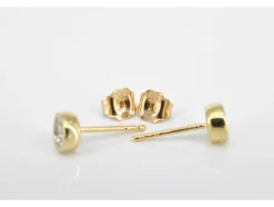 Boucles d'oreilles en or avec un diamant taille brillant