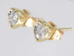 Boucles d'oreilles en or avec un diamant taille brillant en forme de cœur