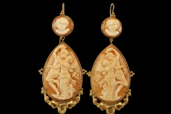 Boucles d'oreilles en or avec camées antiques