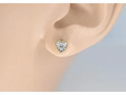 Boucles d'oreilles en or avec un diamant taille brillant en forme de cœur