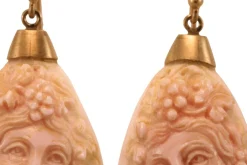 Boucles d'oreilles en or avec camées de corail antiques