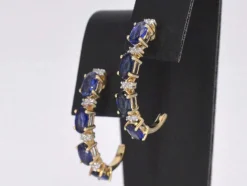 Boucles d'oreilles en or avec diamants et saphir