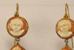 Boucles d'oreilles en or avec camées antiques