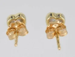 Boucles d'oreilles en or avec un diamant taille brillant en forme de cœur