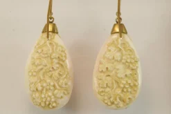 Boucles d'oreilles en or avec camées de corail antiques