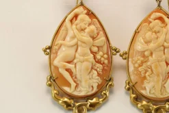 Boucles d'oreilles en or avec camées antiques