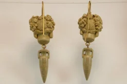 Boucles d'oreilles en or avec camées de lave antiques