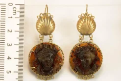 Boucles d'oreilles en or avec camées en écaille de tortue antiques