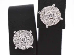 Boucles d'oreilles en or blanc avec un diamant taille brillant